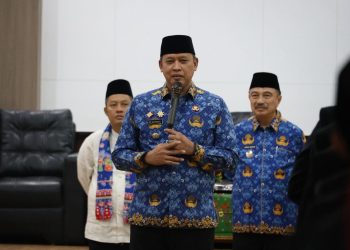 Gowes dari Rumah, Walikota Bekasi Hadiri Penyerahan SK Kepala Sekolah