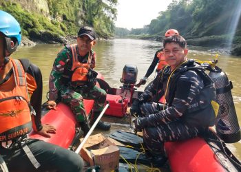 Aksi Sigap TNI AL dan Tim Sar Gabungan Evakuasi Korban Tenggelam di Sungai Cisanggarung