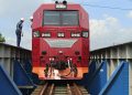 DJKA Uji Jembatan KA Kediri dengan Lokomotif 150 Ton, Pastikan Jalur Aman untuk Operasional