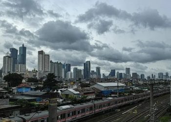 BMKG Prediksi DKI Jakarta Diselimuti Awan dan Diguyur Hujan Ringan Sepanjang Senin