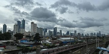 BMKG Prediksi DKI Jakarta Diselimuti Awan dan Diguyur Hujan Ringan Sepanjang Senin