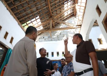 Gerak Cepat Salurkan Bantuan Perbaikan, Wali Kota Bekasi Tinjau Rumah Warga Terdampak Angin Kencang di Jatiasih