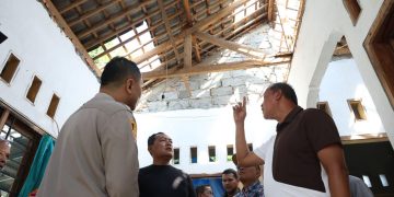 Gerak Cepat Salurkan Bantuan Perbaikan, Wali Kota Bekasi Tinjau Rumah Warga Terdampak Angin Kencang di Jatiasih