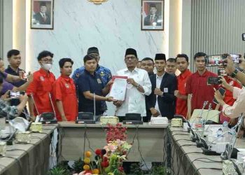 Ketua DPRD Batam Terima Aspirasi Mahasiswa, Siap Teruskan Tuntutan ke Pemerintah Pusat