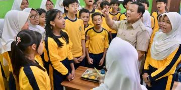 Prabowo Berdialog dengan Siswa SMPN 111 Jakarta Saat Meninjau Program Makan Bergizi Gratis