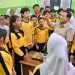 Prabowo Berdialog dengan Siswa SMPN 111 Jakarta Saat Meninjau Program Makan Bergizi Gratis