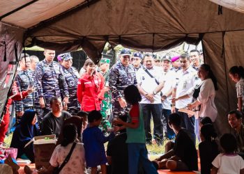 Peduli Kemanusiaan, Prajurit TNI AL Gerak Cepat Bantu Korban Kebakaran Kemayoran