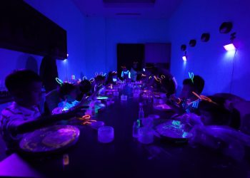 Kreativitas Tanpa Batas dalam Gelap: Anak-Anak Batam Meriahkan Acara ‘Neon Slime Adventure’ Wyndham Panbil & Panbil Residence