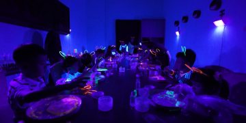 Kreativitas Tanpa Batas dalam Gelap: Anak-Anak Batam Meriahkan Acara ‘Neon Slime Adventure’ Wyndham Panbil & Panbil Residence