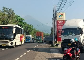 Solar Subsidi Habis Pukul 07.30, Antrean Kendaraan Mengular 200 Meter di SPBU 54.671.37 Pandaan