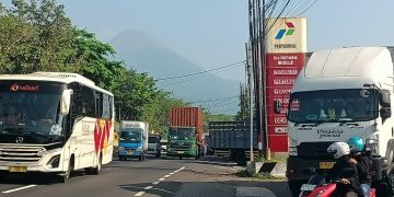 Solar Subsidi Habis Pukul 07.30, Antrean Kendaraan Mengular 200 Meter di SPBU 54.671.37 Pandaan