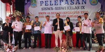 Pesan Plh Wali Kota Harris Bobihoe Kepada Lulusan SMPN 35 Kota Bekasi