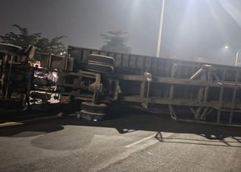 Truk Trailer Tak Kuat Menanjak di Fleyover Kranji Bekasi, Lalin di Sultan Agung ke Bekasi Lumpuh