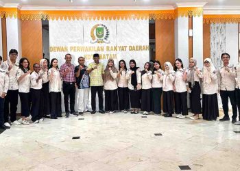 Terima Audiensi Mahasiswa Kedokteran Uniba, Wakil Ketua III DPRD Kota Batam Dukung Kegiatan Fogging Cegah Penyebaran DBD
