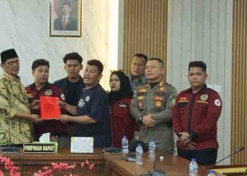 Ketua DPRD Kota Batam Terima Aksi Unjukrasa Mahasiswa UNRIKA, Siap Tindak Lanjuti Aspirasi Soal Air Bersih, Sampah, dan Tata Kelola Lahan