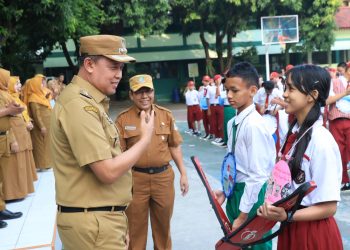 Wali Kota Bekasi Tinjau Hari Pertama Sekolah di SMPN 12 Kota Bekasi, Pastikan MPLS Berjalan Optimal