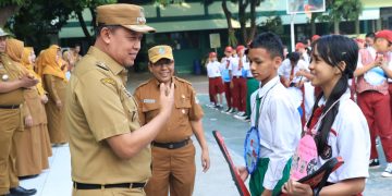 Wali Kota Bekasi Tinjau Hari Pertama Sekolah di SMPN 12 Kota Bekasi, Pastikan MPLS Berjalan Optimal