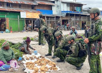 Satgas Yonif 2 Marinir TNI AL Borong Hasil Bumi Warga, Perkuat Kemanunggalan dengan Masyarakat Papua