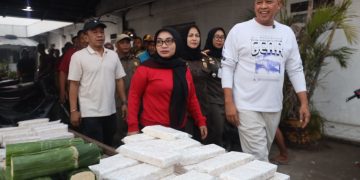 Tinjau Pasar Tumpah di Rooftop Pasar Baru, Tri Adhianto: Fasilitas Kanopi, Eskalator hingga Lift Barang Disiapkan Bertahap.