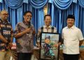 Pimpinan DPRD Kota Batam Hadiri Doa Syukuran Milad ke-58 Wali Kota Amsakar Achmad, Serahkan Cinderamata Karikatur