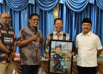 Pimpinan DPRD Kota Batam Hadiri Doa Syukuran Milad ke-58 Wali Kota Amsakar Achmad, Serahkan Cinderamata Karikatur