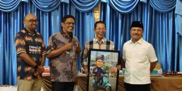 Pimpinan DPRD Kota Batam Hadiri Doa Syukuran Milad ke-58 Wali Kota Amsakar Achmad, Serahkan Cinderamata Karikatur