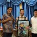 Pimpinan DPRD Kota Batam Hadiri Doa Syukuran Milad ke-58 Wali Kota Amsakar Achmad, Serahkan Cinderamata Karikatur