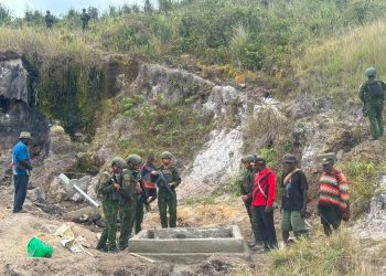 Prajurit TNi AL dari Satgas Yonif 2 Marinir Bangun Penampungan Air Bersama Masyarakat Paniai, Papua
