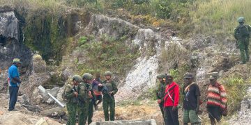 Prajurit TNi AL dari Satgas Yonif 2 Marinir Bangun Penampungan Air Bersama Masyarakat Paniai, Papua