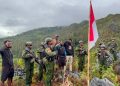 Prajurit TNI AL dari Yonif 2 Marinir Bersama Pemuda Komopa Kibarkan Merah Putih Sambut HUT Ke-81 RI