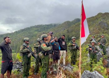 Prajurit TNI AL dari Yonif 2 Marinir Bersama Pemuda Komopa Kibarkan Merah Putih Sambut HUT Ke-81 RI