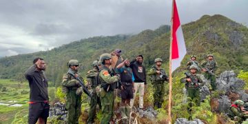 Prajurit TNI AL dari Yonif 2 Marinir Bersama Pemuda Komopa Kibarkan Merah Putih Sambut HUT Ke-81 RI