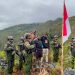Prajurit TNI AL dari Yonif 2 Marinir Bersama Pemuda Komopa Kibarkan Merah Putih Sambut HUT Ke-81 RI