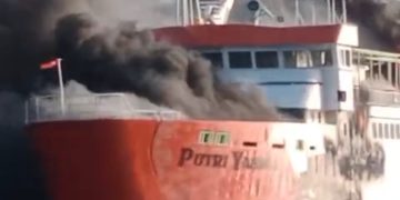 Respon Cepat TNI AL Evakuasi Korban KMP Putri Yasmin Terbakar di Perairan Lombok