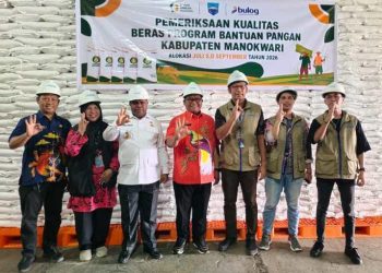 Pastikan Kualitas Beras, Bupati Hermus Sidak Gudang Bulog Manokwari