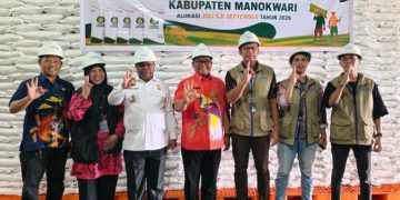 Pastikan Kualitas Beras, Bupati Hermus Sidak Gudang Bulog Manokwari