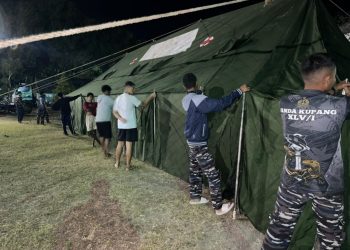 Gerak Cepat TNI AL Dirikan Tenda Darurat Untuk Ratusan Siswa Seminar Pasca Gempa Flores