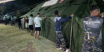 Gerak Cepat TNI AL Dirikan Tenda Darurat Untuk Ratusan Siswa Seminar Pasca Gempa Flores