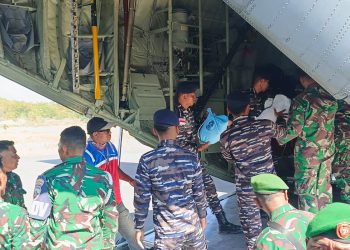 Unsur Udara TNI AL Distribusi Logistik Bencana Gempa di NTT