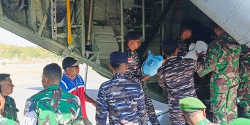 Unsur Udara TNI AL Distribusi Logistik Bencana Gempa di NTT