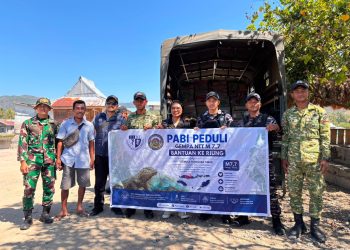 Unsur TNI  AL KRI HIU-634  Salurkan Bantuan Kemanusiaan Bagi Masyarakat Terdampak Gempa di Pulau Riung NTT