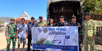 Unsur TNI  AL KRI HIU-634  Salurkan Bantuan Kemanusiaan Bagi Masyarakat Terdampak Gempa di Pulau Riung NTT