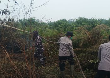 TNI AL Bersama Polri Laksanakan Pengecekan dan Pemadaman Karthutlla di Kubu Raya