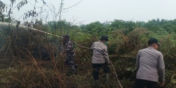 TNI AL Bersama Polri Laksanakan Pengecekan dan Pemadaman Karthutlla di Kubu Raya