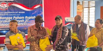 TNI AL dan Bank Indonesia Salurkan Bantuan Kemanusiaan Masyarakat Terdampak Gempa Bumi di Wawerang, NTT