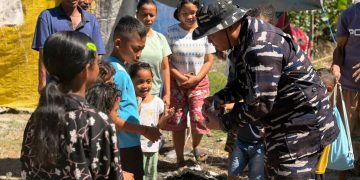 Secerah Harapan Bagi Warga Kampung Nara, Prajurit TNI AL Tempuh Medan Ekstrem Bantu Korban Gempa NTT