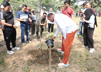 Perkuat Ruang Hijau Kota, Wali Kota Bekasi Tanam 200 Pohon di Danau Duta Harapan