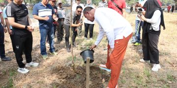 Perkuat Ruang Hijau Kota, Wali Kota Bekasi Tanam 200 Pohon di Danau Duta Harapan