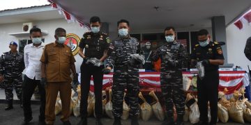 TNI AL Gagalkan Penyelundupan 1,6 Ton Pasir Timah Ilegal di Perairan Lingga