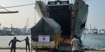 TNI AL Kerahkan Alutsista Percepat Evaluasi dan Distribusi Logistik Bencana di NTT
